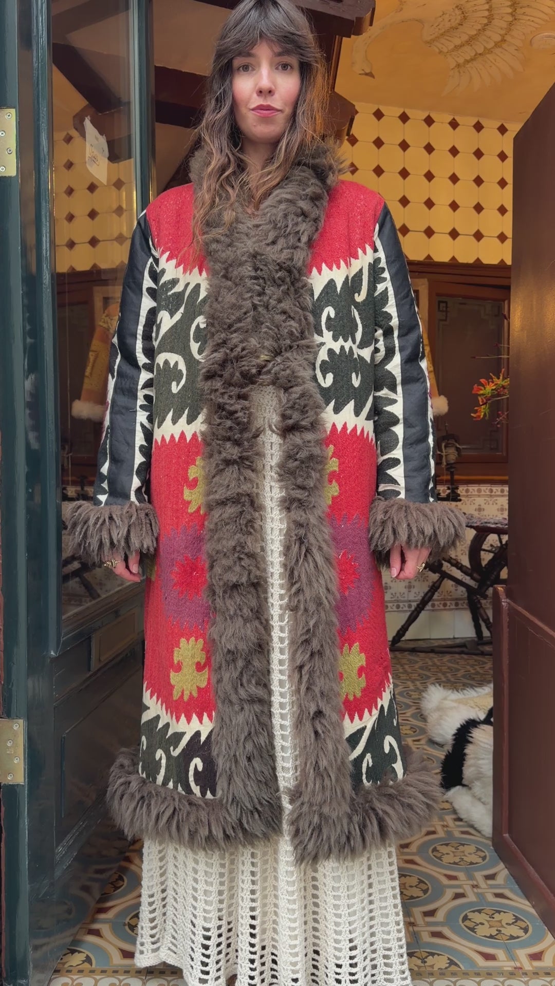 
                  
                    Load and play video in Gallery viewer, INDIRA COAT | M
                  
                