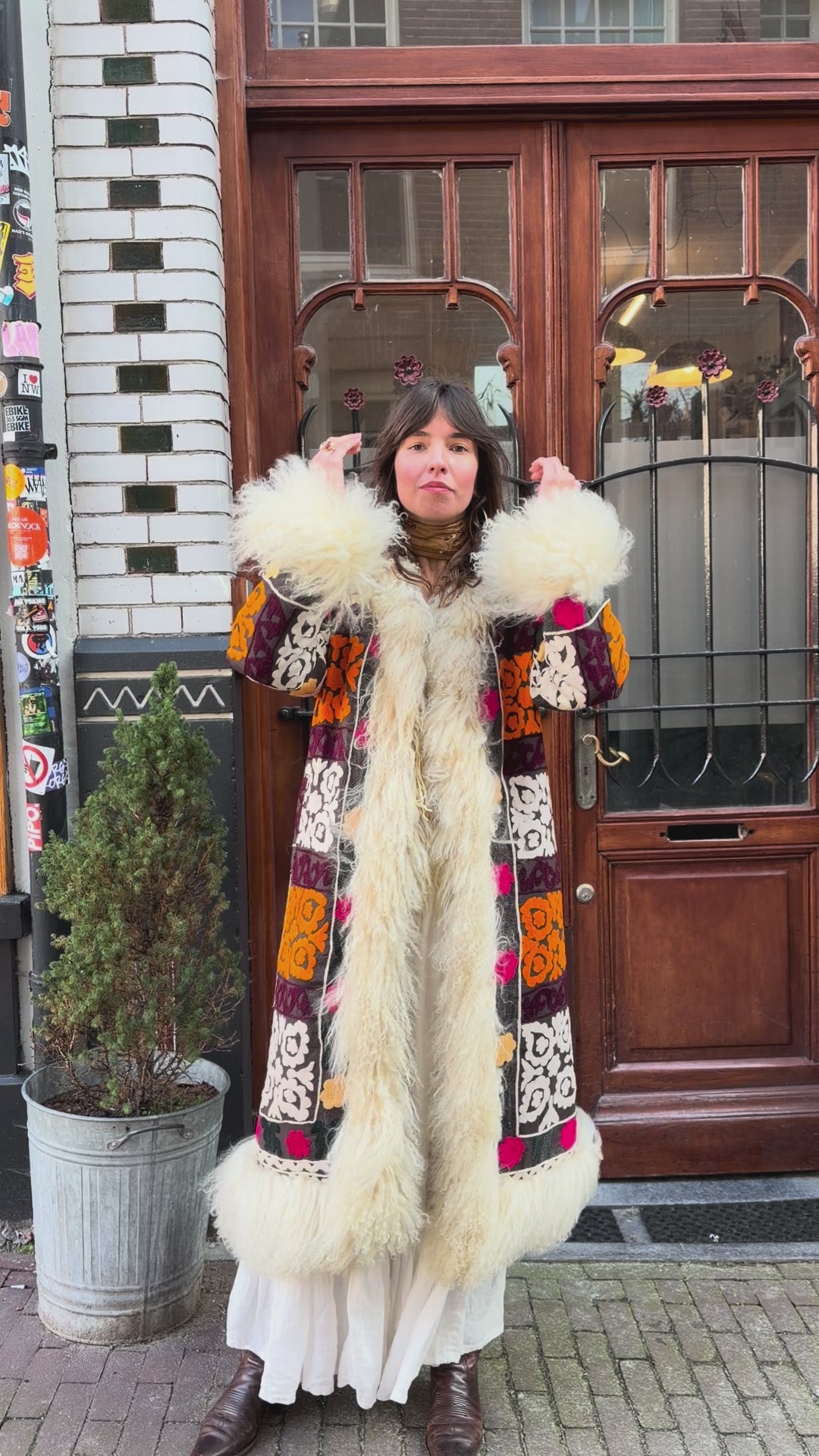 
                  
                    Load and play video in Gallery viewer, INDIRA COAT | M
                  
                